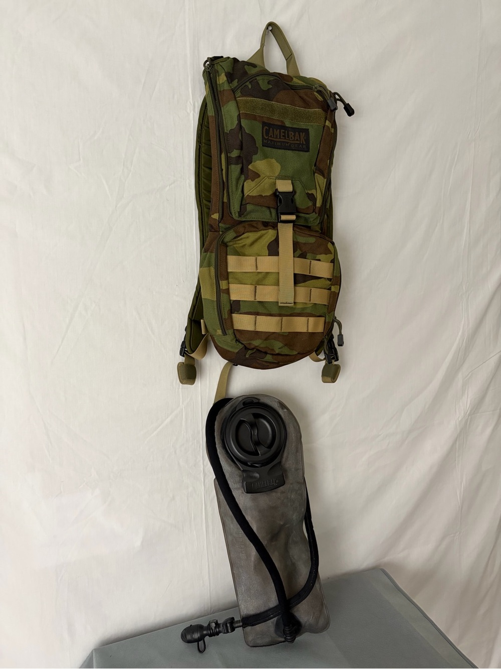 CamelBak Maximum Gear Camo Hydration Pack Backpack (F183) - Picture 2 of 16